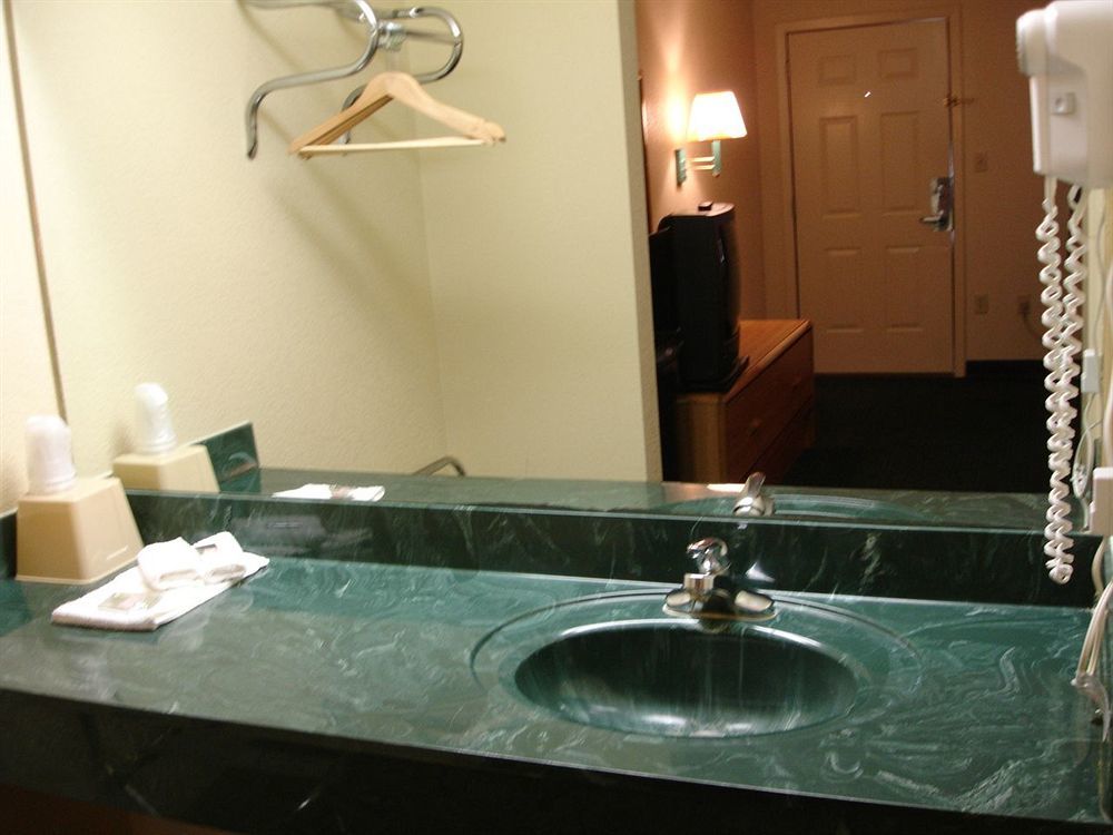 Luxury Inn Форрест-Сити Номер фото